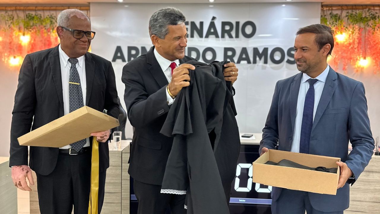  Câmara Municipal entrega nova beca ao advogado Dr. Vivaldo Amaral, que perdeu a vestimenta após  a realização de um júri em Conceição do Coité