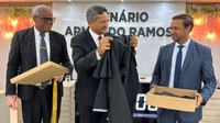  Câmara Municipal entrega nova beca ao advogado Dr. Vivaldo Amaral, que perdeu a vestimenta após  a realização de um júri em Conceição do Coité