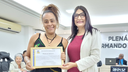 Escritora Josiane Almeida recebe placa de Moção de Aplausos Escritora Josiane Almeida recebe placa de Moção de Aplausos