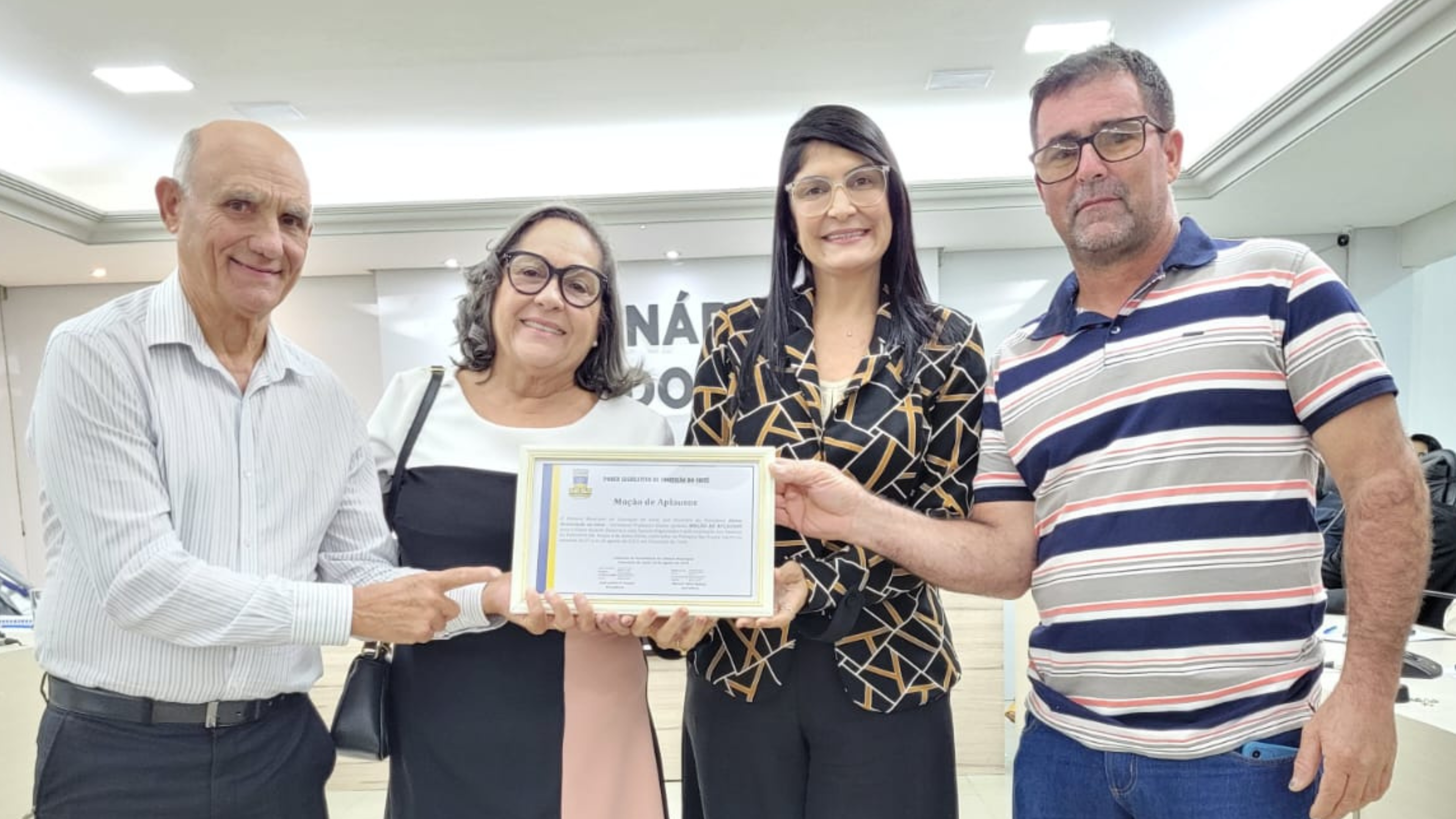 Paróquia São Roque recebe placa de Moção de Aplausos 