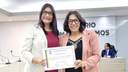 Vereadora Professora Elaine recebe placa de Moção de Aplausos Vereadora Professora Elaine recebe placa de Moção de Aplausos
