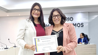 Vereadora Professora Elaine recebe placa de Moção de Aplausos 